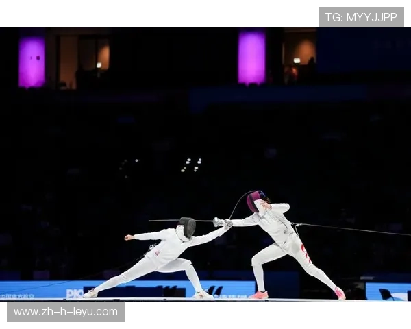 击剑选手闪击一剑制胜,速度肉眼跟不上 击剑选手闪击一剑制胜,速度肉眼跟不上